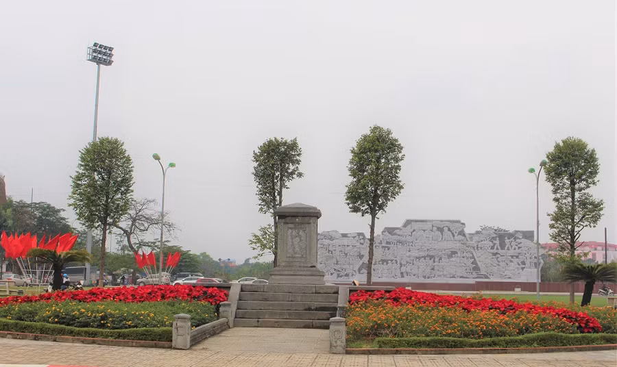 Các con đường, tuyến phố, đảo tròn, nút giao được trang hoàng lộng lẫy.