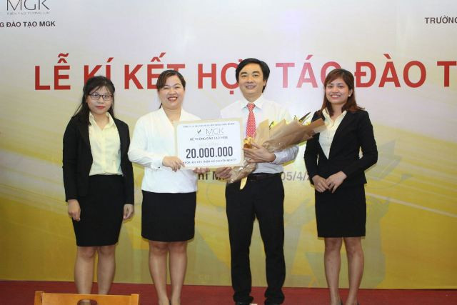 Bà Trương Thị Diệu Thu - Giám đốc công ty MGK trao học bổng 20 triệu đồnhg cho trường BKC