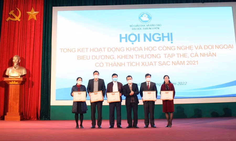GS.TS Phạm Hồng Quang, Bí thư Đảng ủy, Chủ tịch Hội đồng, Giám đốc Đại học Thái Nguyên trao giấy khen cho 5 tập thể có thành tích xuất sắc trong hoạt động nghiên cứu khoa học công nghệ và đối ngoại năm 2021.