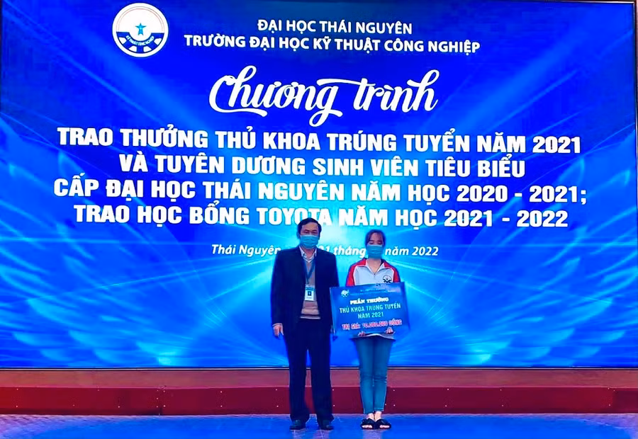 PGS. TS Vũ Ngọc Pi - Phó Hiệu trưởng trường Đại học Kỹ thuật Công nghiệp trao học bổng cho thủ khoa trúng tuyển năm 2021