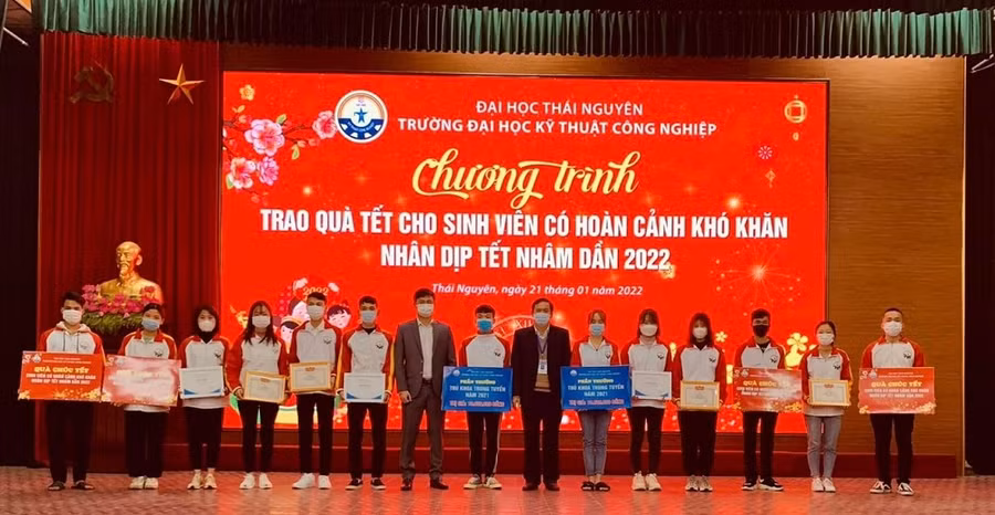 Trường Đại học Kỹ thuật Công nghiệp trao quà Tết cho sinh viên có hoàn cảnh khó khăn. 