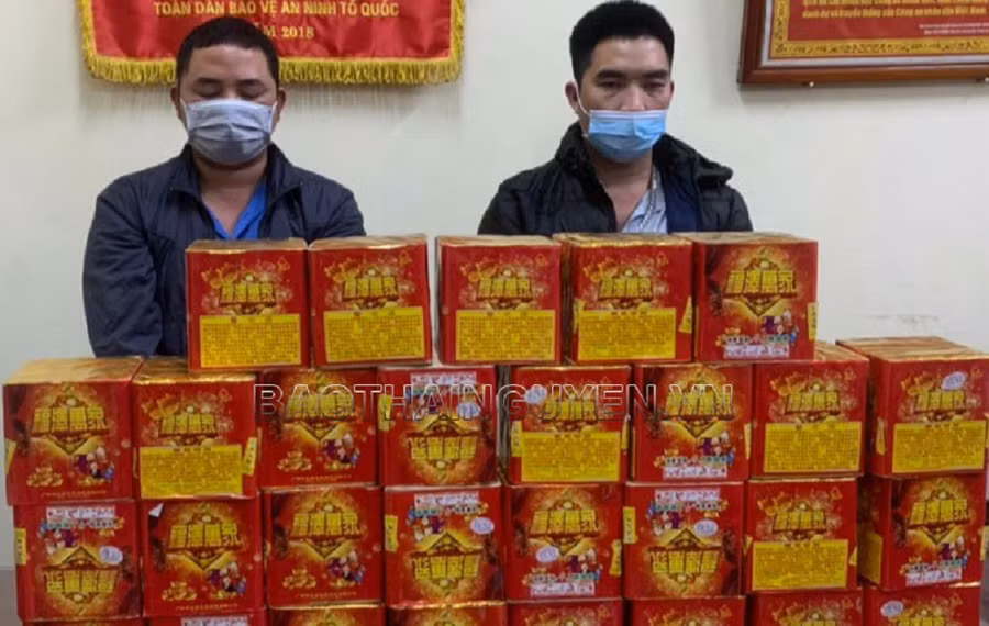 Hai đối tượng bị bắt giữ khi đang vận chuyển 41kg pháo nổ trái phép (Ảnh: Báo Thái Nguyên)