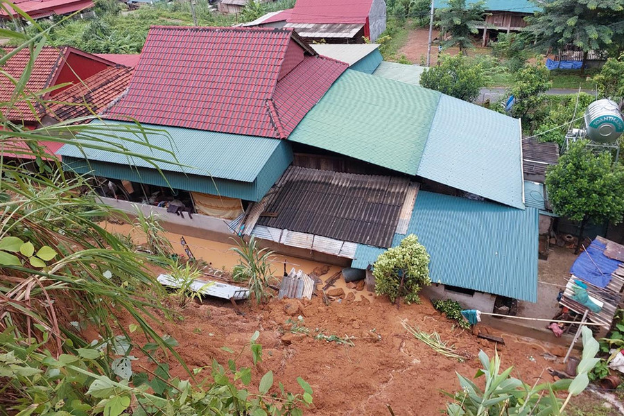 Đất đá trên đồi sạt lở xuống nhà dân ở bản Hoa Lý, xã Mỹ Lý (huyện Kỳ Sơn, Nghệ An). Đất đá trên đồi sạt lở xuống nhà dân ở bản Hoa Lý, xã Mỹ Lý (huyện Kỳ Sơn, Nghệ An).