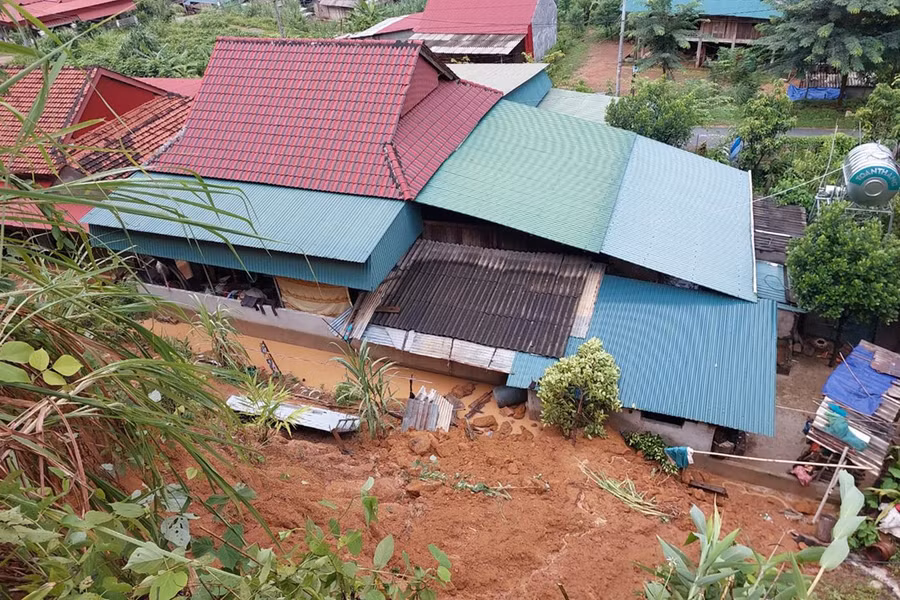 Đất đá trên đồi sạt lở xuống nhà dân ở bản Hoa Lý, xã Mỹ Lý (huyện Kỳ Sơn, Nghệ An).