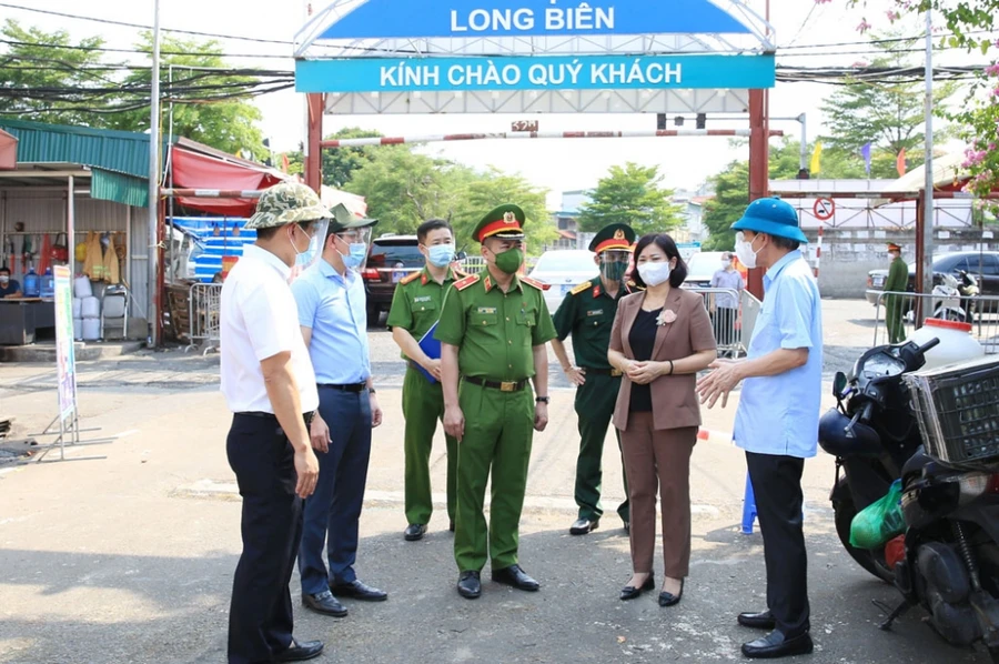 Phó Bí thư Thường trực Thành ủy Nguyễn Thị Tuyến kiểm tra tại chợ Long Biên. (Ảnh: Nguyễn Thái)