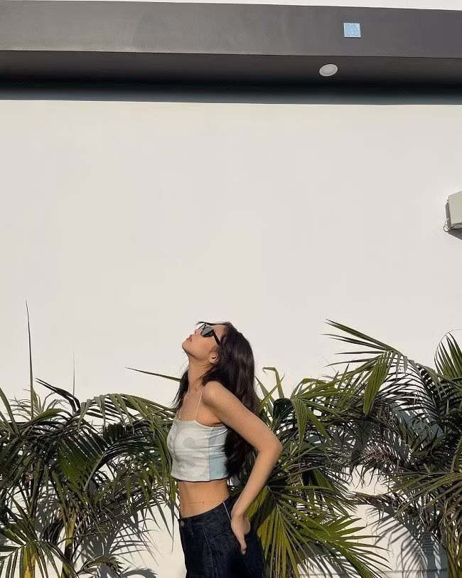 Người hâm mộ tinh mắt phát hiện chiếc dây xích nhỏ xíu quấn quanh eo Jennie.