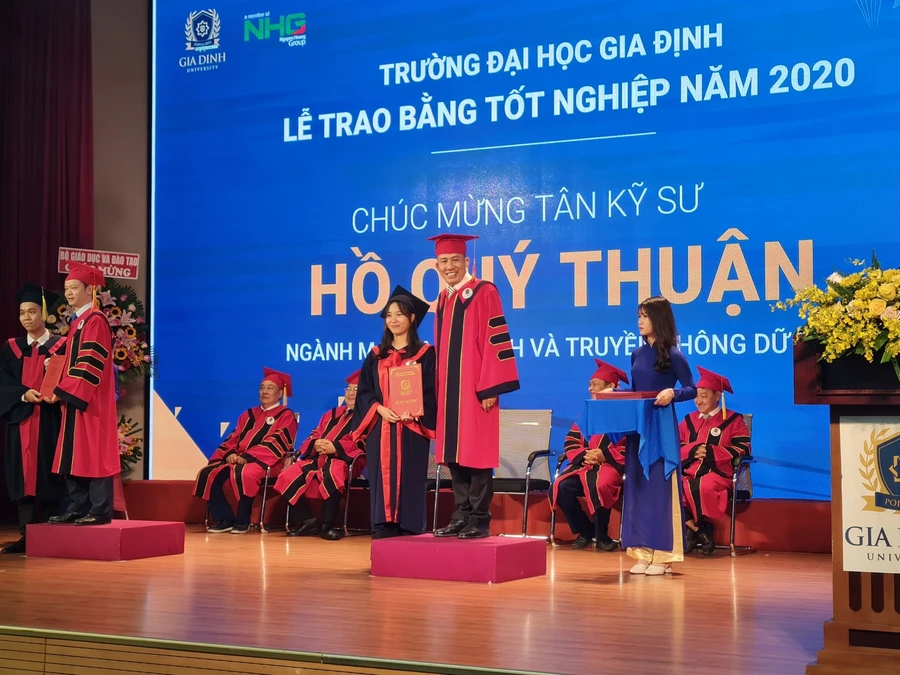 TS Trịnh Hữu Chung- Phó hiệu trưởng Trường ĐH Gia Định trao bằng tốt nghiệp cho tân cử nhân.