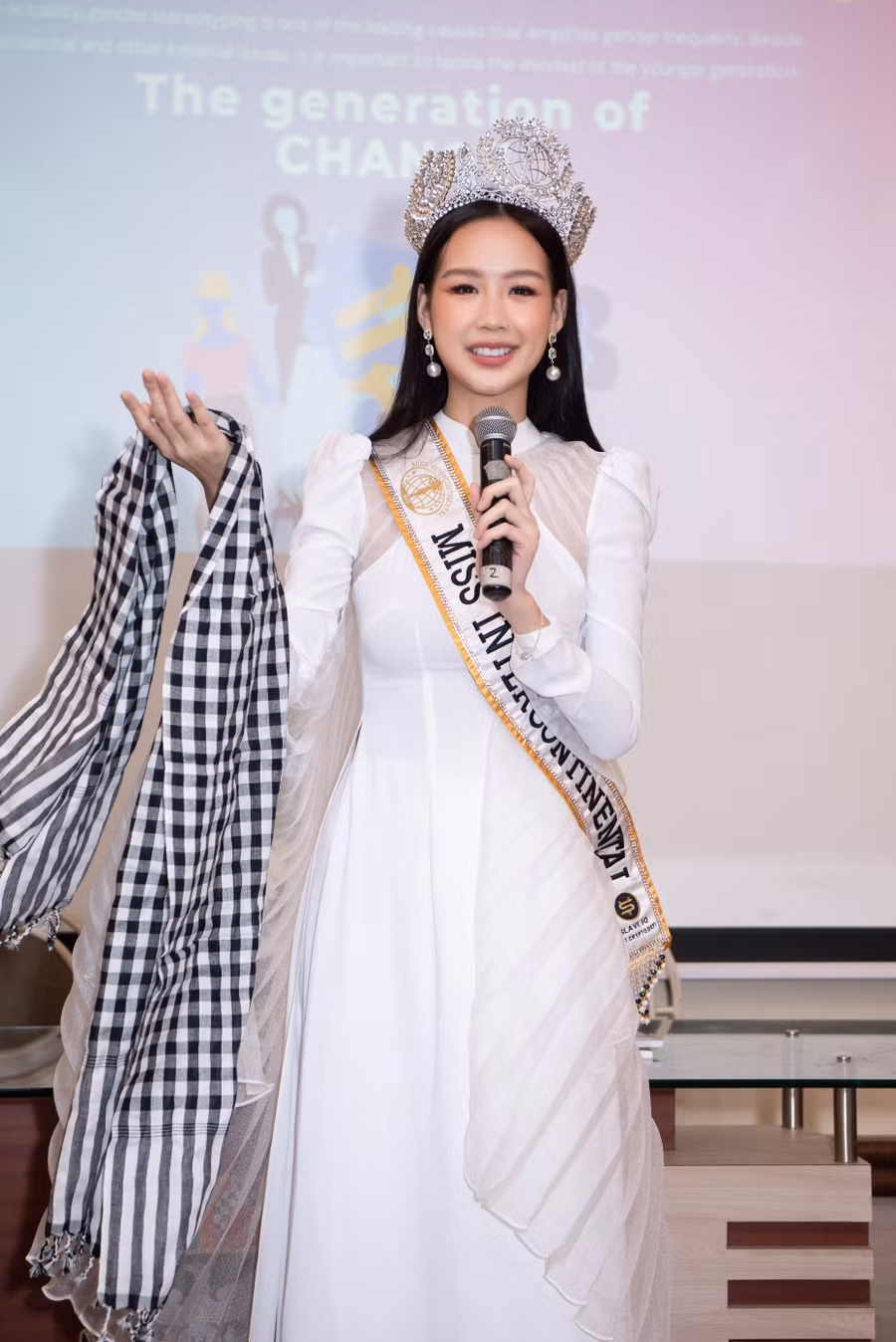 Trước đó, cũng trong chuyến công tác Ấn Độ, Hoa hậu Bảo Ngọc đã có những hoạt động hết sức ý nghĩa: Thăm lãnh sự quán Việt Nam tại Ấn Độ, diễn thuyết tại trường St. Xavier's College nơi cựu tổng thống Barack Obama từng ghé thăm và trò chuyện năm 2010.