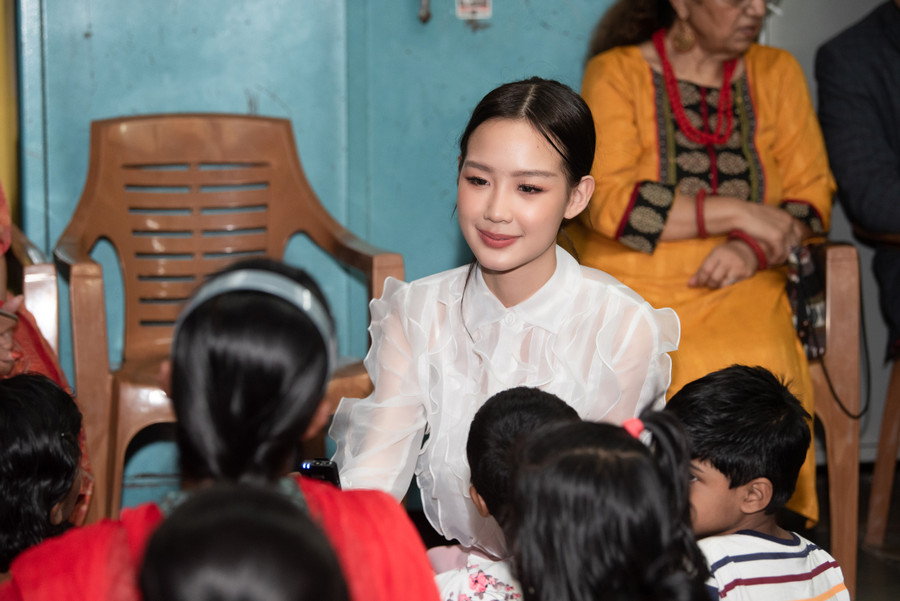 Hoa hậu Bảo Ngọc hăng say học tiếng Ấn, học hát và học múa cùng các em. Hoa hậu Bảo Ngọc hăng say học tiếng Ấn, học hát và học múa cùng các em.