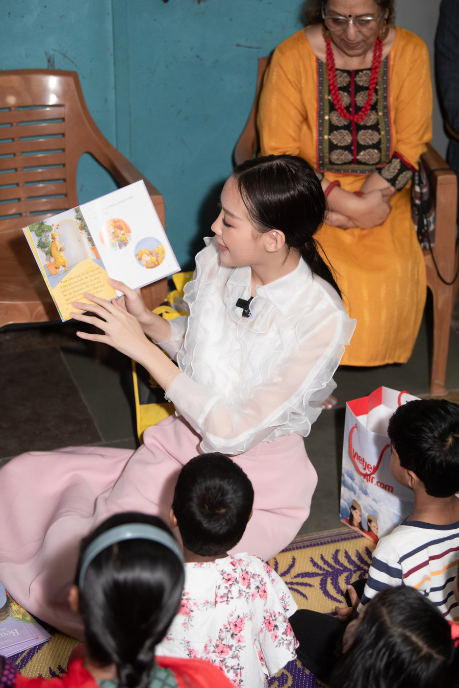 Miss Intercontinental Bảo Ngọc đem truyện cổ tích đến với trẻ em Ấn Độ. Miss Intercontinental Bảo Ngọc đem truyện cổ tích đến với trẻ em Ấn Độ.