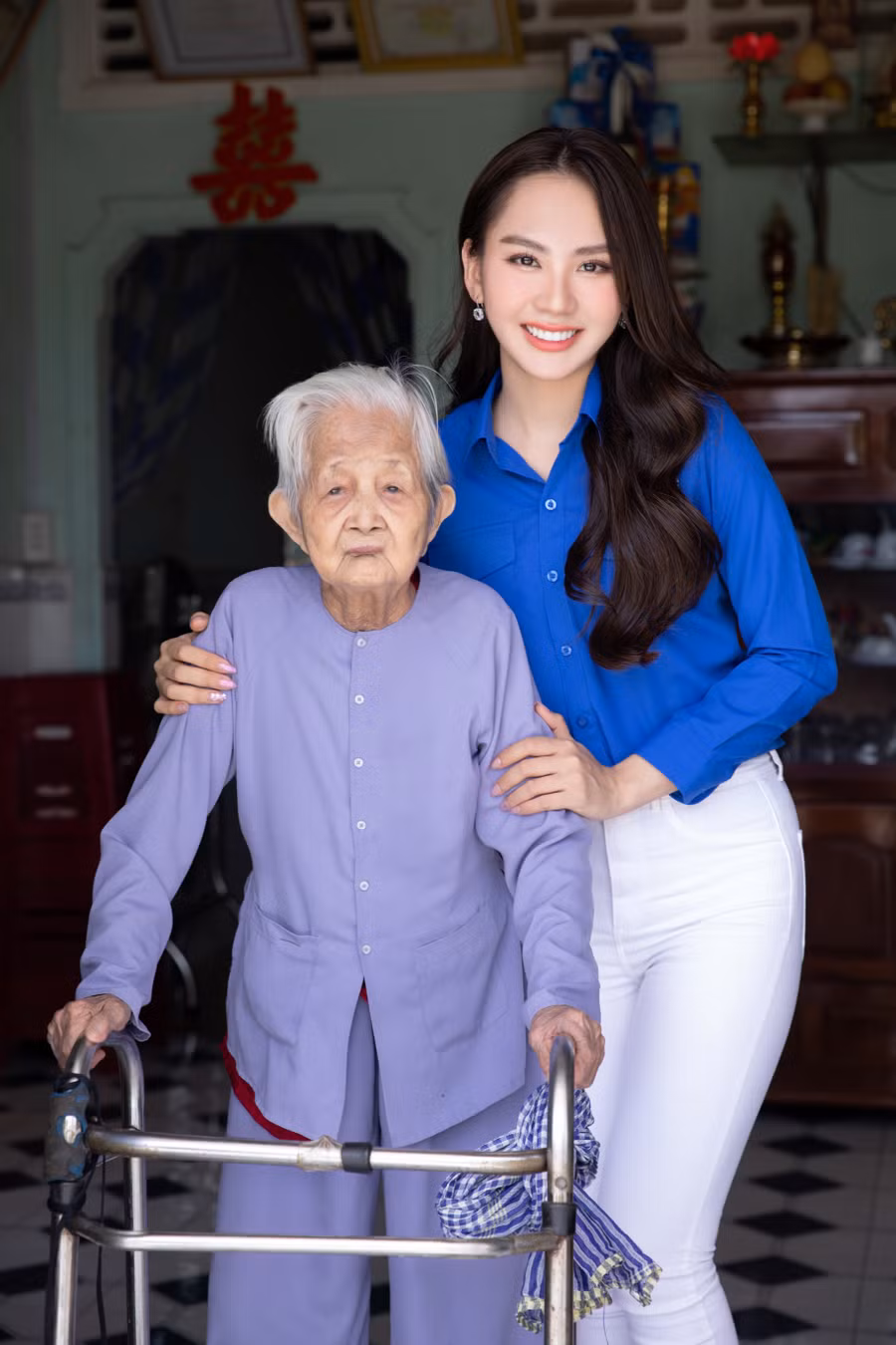 Nàng hậu xúc động trao chiếc ôm ấm áp đến mẹ Lê Thị Diệm.