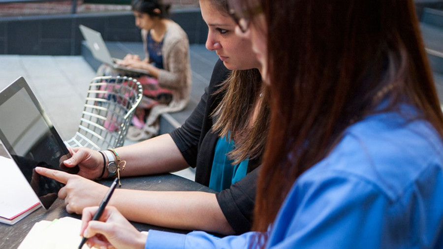 Hầu hết các sinh viên được yêu cầu trả học phí cho một học kỳ. (Ảnh: ITN) Hầu hết các sinh viên được yêu cầu trả học phí cho một học kỳ. (Ảnh: ITN)