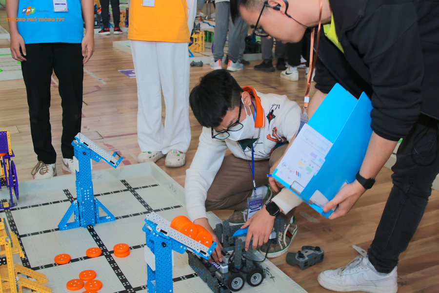 Giải vô địch Robotics VEX IQ Toàn quốc 2023 được đồng tổ chức bởi STEAM for Vietnam, Đại học Bách khoa Hà Nội và Trung tâm Hoa Kỳ (trực thuộc Đại sứ quán và Lãnh sự quán Hoa Kỳ tại Việt Nam). Giải vô địch Robotics VEX IQ Toàn quốc 2023 được đồng tổ chức bởi STEAM for Vietnam, Đại học Bách khoa Hà Nội và Trung tâm Hoa Kỳ (trực thuộc Đại sứ quán và Lãnh sự quán Hoa Kỳ tại Việt Nam).