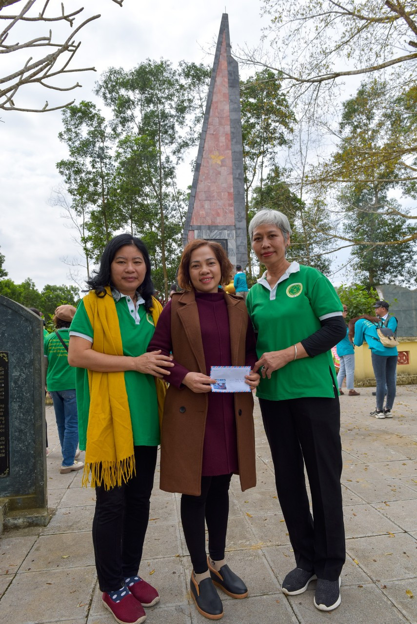 Trao quà khuyến học cho trường tiểu học và THCS Tây Tiến ở Thượng Cốc. Trao quà khuyến học cho trường tiểu học và THCS Tây Tiến ở Thượng Cốc.