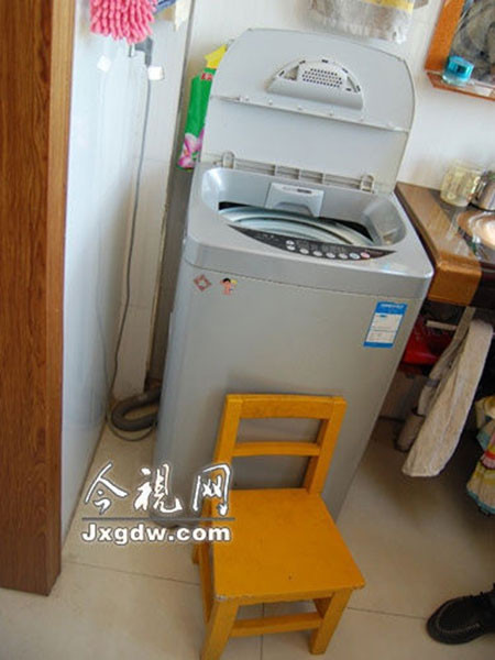 Bàng hoàng những cái chết thương tâm của trẻ trong lồng máy giặt ảnh 2 Rất có thể 2 bé đã trèo vào máy giặt bằng chiếc ghế rồi vô tình bấm nút khởi động?