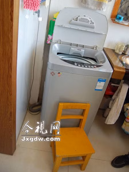 Rất có thể 2 bé đã trèo vào máy giặt bằng chiếc ghế rồi vô tình bấm nút khởi động?