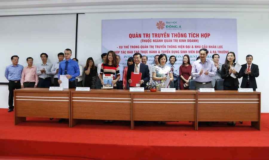 Trường ĐH Đông Á và các đơn vị doanh nghiệp thực hiện ký kết hợp tác đào tạo thực hành và tuyển dụng sinh viên ngành Quản trị truyền thông tích hợp.