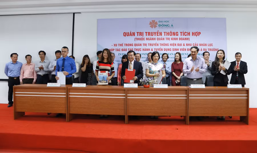 Trường ĐH Đông Á và các đơn vị doanh nghiệp thực hiện ký kết hợp tác đào tạo thực hành và tuyển dụng sinh viên ngành Quản trị truyền thông tích hợp.