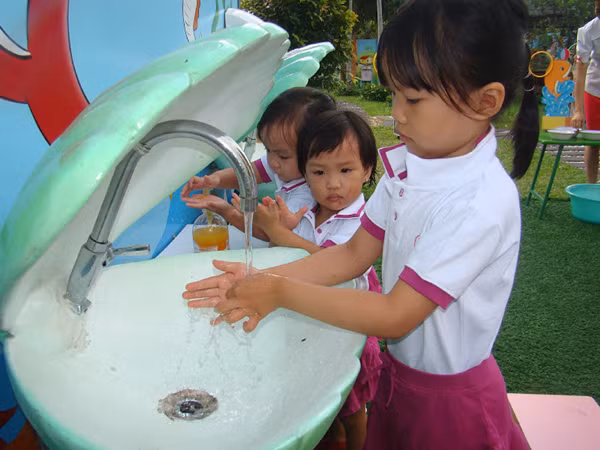 Vệ sinh sạch sẽ giúp trẻ đẩy lùi nhiều dịch bệnh mùa hè