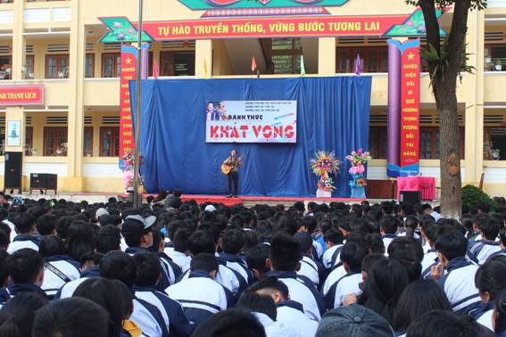 Ca sĩ, nhạc sĩ Hà Chương bằng những nỗ lực bản thân, đã thể hiện nhiều ca khúc lay động lòng người, góp phần giúp học sinh Bắc Hà lạc quan, tự tin cuộc sống