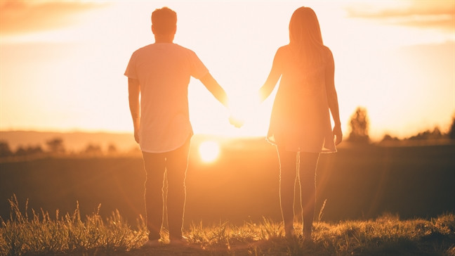Sụp đổ khi vợ van xin giúp cô ấy quên đi tình yêu với đồng nghiệp