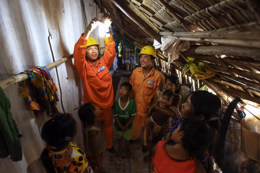 Lắp đặt điện miễn phí cho hộ gia đình nghèo