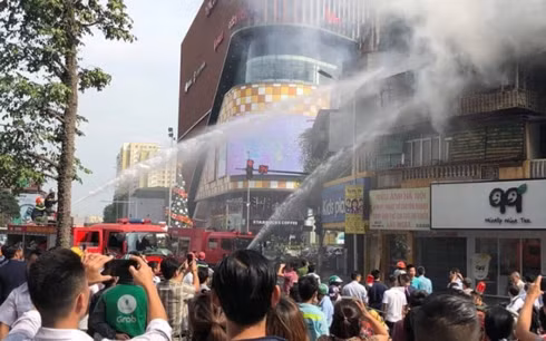 chay lon tai khu tap the cu tren duong ton that tung hinh 2