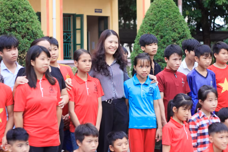 Cô Nguyễn Thị Ái Vân cùng các học trò của mình