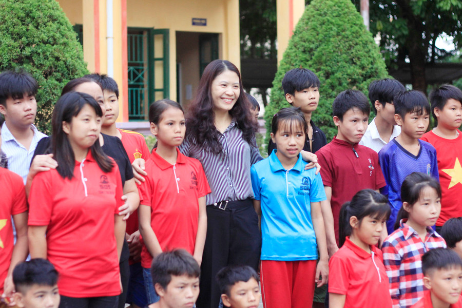 Cô Nguyễn Thị Ái Vân cùng các học trò của mình Cô Nguyễn Thị Ái Vân cùng các học trò của mình