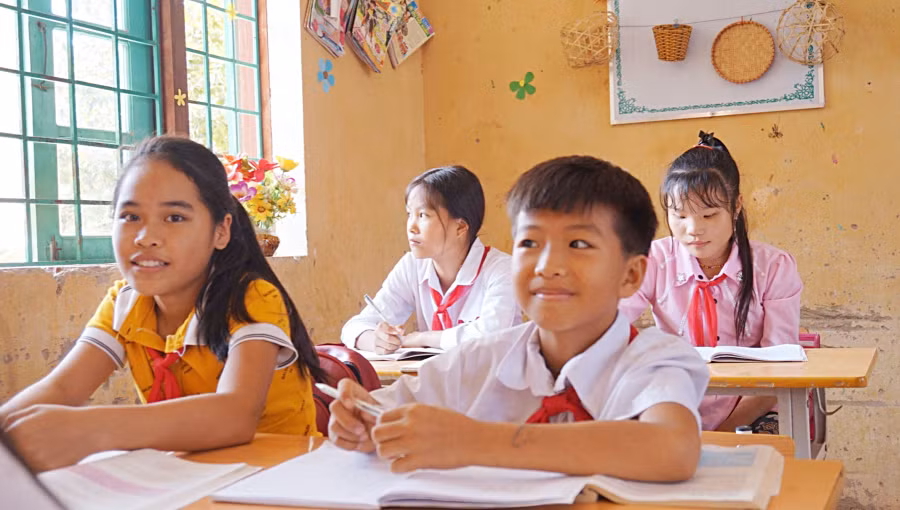 Học sinh Trường Tiểu học và THCS số 2 Cam Cọn trong giờ học