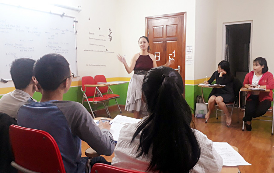 Buổi học tại Trung tâm Ngoại ngữ Univer (ảnh chụp lúc 7 giờ tối ngày 29/11)