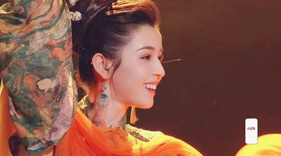 Giới truyền thông nhận định Cáp Ny Khắc Tư có thể là đối thủ nặng ký của Địch Lệ Nhiệt Ba. Trang Sohu đặt câu hỏi: "Xinh đẹp nhưng liệu cô ấy có thực lực hơn đàn chị trong nghề của mình?". Cư dân mạng hy vọng chân dài đến từ Tân Cương cố gắng học hỏi về diễn xuất thay vì trở thành bình hoa di động. Ngành giải trí Trung Quốc những năm qua chứng kiến sự xuất hiện của không ít những bóng hồng nhan sắc nổi bật, được so sánh như thần tiên nhưng gây nhiều tranh cãi vì diễn xuất tệ. Nhung dien vien Trung Quoc noi tieng chi nho qua dep hinh anh 3