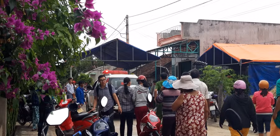 Thi thể nạn nhân được đưa về nhà lo hậu sự