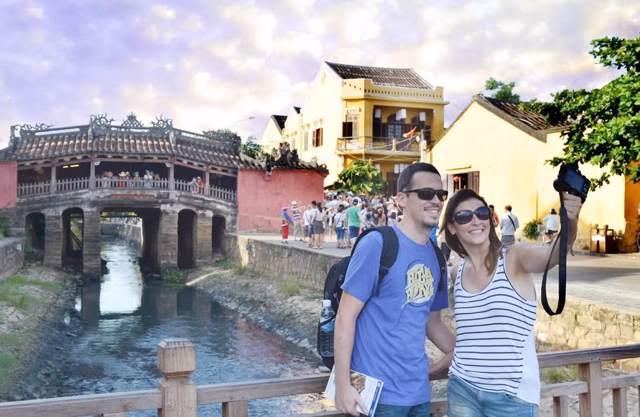 Du khách nước ngoài bị hút bởi những điểm du lịch hấp dẫn của nước ta.