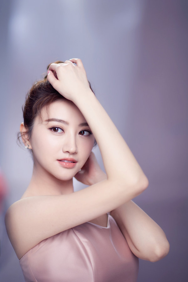 Không ít khán giả chỉ trích sự xuất hiện của Cảnh Điềm trong các bom tấn Trung Quốc và Hollywood thực chất chỉ là sự trao đổi tiền bạc, bỏ tiền để mua vai chứ không nhờ thực lực. Họ đánh giá Cảnh Điềm diễn quá kém cỏi, không tạo được bất cứ ấn tượng tích cực nào trên màn ảnh lớn. Ở Trường Thành, cô bị chê là cứng đơ như gỗ, khuôn mặt chỉ có một biểu cảm duy nhất. Đến Kong: Skull Island, vai diễn của Cảnh Điềm không thể mờ nhạt hơn, có cũng như không. Còn trong Pacfic Rim Uprising, nhân vật nữ tiến sĩ Liwen Shao đầy tài năng và quyền lực, sau đó trở thành người hùng giải cứu thế giới bị đánh giá chỉ là vai diễn để "mồi chài" khán giả Trung Quốc đến rạp xem phim. Nhung dien vien Trung Quoc noi tieng chi nho qua dep hinh anh 15
