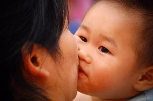 Cha mẹ có nên hôn môi để thể hiện tình cảm với con cái?