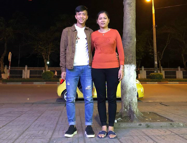 Mẹ là người gắn bó nhất với Phan Văn Đức. Ảnh: FBNV. 8 dieu thu vi ve Phan Van Duc: Thich vuot toc, con gai de mat moc hinh anh 2