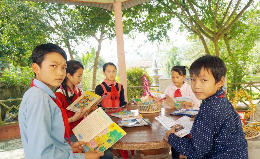 Học sinh Trường Tiểu học và THCS số 2 Cam Cọn trong thư viện thân thiện Học sinh Trường Tiểu học và THCS số 2 Cam Cọn trong thư viện thân thiện