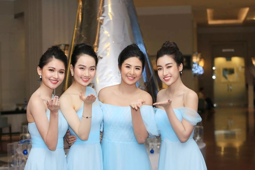 Ngắm dàn phù dâu toàn “tuyệt sắc giai nhân” trong đám cưới Á hậu Thanh Tú ảnh 2 Trong đám cưới của Á hậu Thanh Tú tối qua, dàn phù dâu xinh đẹp cũng trở thành tâm điểm chú ý không kém với vẻ ngoài xinh đẹp của mình.