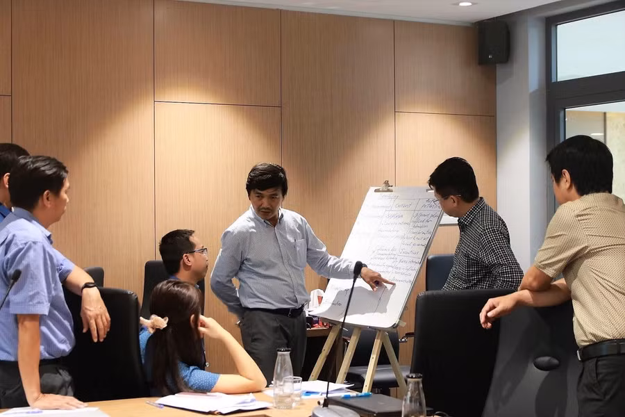 Các chuyên gia UEH thảo luận các đề tài nghiên cứu tại hội thảo toạ đàm chuyên sâu