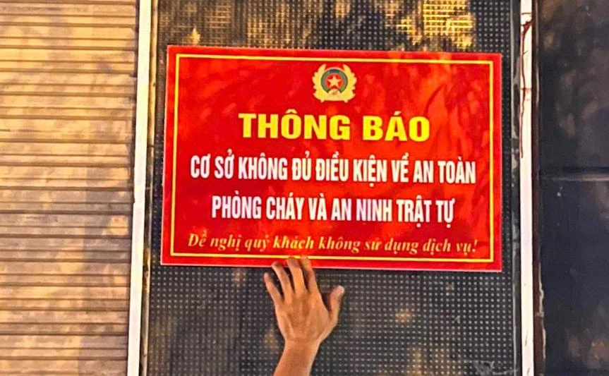 Công an huyện Hoài Đức dán thông báo tại các cơ sở kinh doanh dịch vụ karaoke không đủ điều kiện về an toàn phòng cháy và an ninh trật tự. 