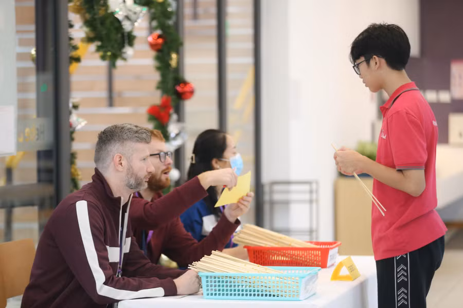 Thành viên các đội chơi chuẩn bị bước vào các vòng thi và nghe yêu cầu từ ban giám khảo.