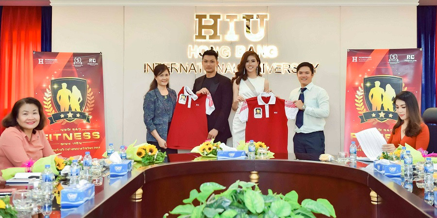 các khách mời nhận quà kỉ niệm tại buổi công bố các khách mời nhận quà kỉ niệm tại buổi công bố