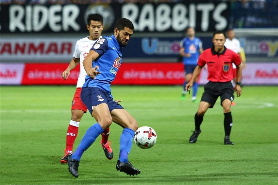 Trọng tài chính (phía sau) được cho có những quyết định gây tranh cãi, có lợi cho Pathum United (áo xanh) Trọng tài chính (phía sau) được cho có những quyết định gây tranh cãi, có lợi cho Pathum United (áo xanh)