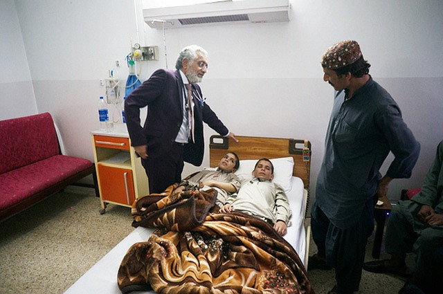 Hai cậu bé ngày là người thường, đêm hóa ‘tượng sống’ ảnh 2 Hai cậu bé ngày là người thường, đêm hóa