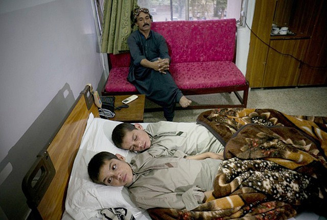 Hai cậu bé ngày là người thường, đêm hóa ‘tượng sống’ ảnh 1 Hai cậu bé ngày là người thường, đêm hóa