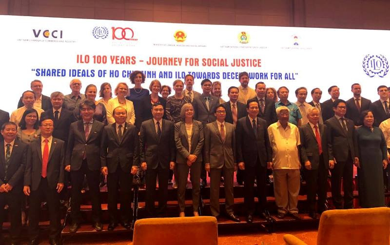 Các đại biểu chụp ảnh lưu niệm tại sự kiện. Các đại biểu chụp ảnh lưu niệm tại sự kiện.