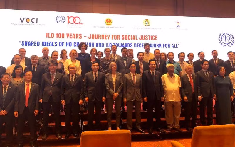 Các đại biểu chụp ảnh lưu niệm tại sự kiện.