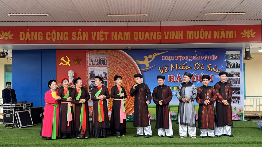 Giai điệu hát Đúm Thuỷ Nguyên cũng có đặc trưng riêng bởi luôn có câu đệm mở đầu và câu kết giống nhau: “Duyên kết bạn mình ơi” hoặc “Duyên kết bạn tình ơi”.