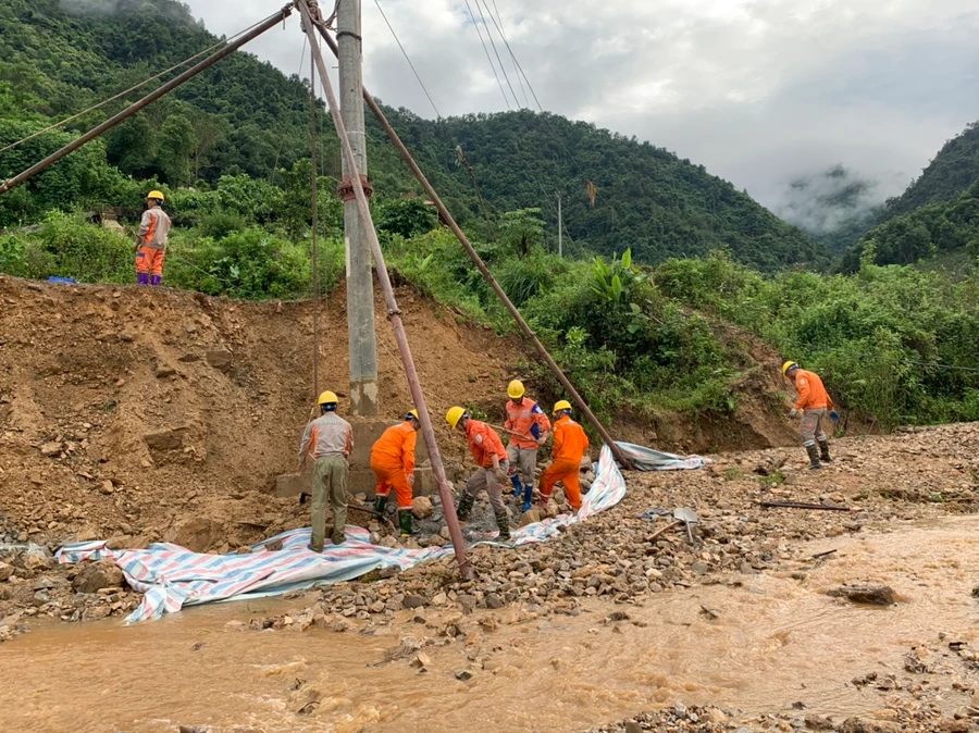 Khẩn trương khắc phục các vị trí cột đổ do mưa lũ